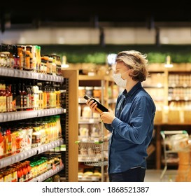 Compras en supermercados, máscaras faciales y guantes, hombres jóvenes comprando en un supermercado, leyendo información sobre productos	
