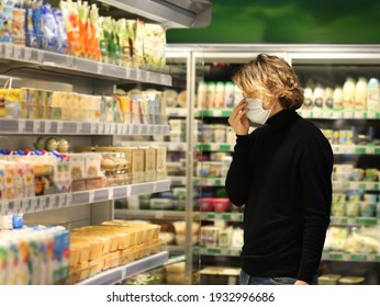 Supermercado de compras, máscara facial y guantes, joven de compras en supermercado, leyendo información de productos.