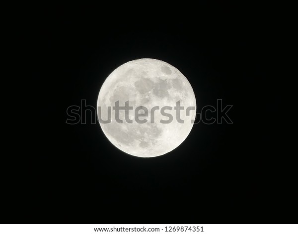 supermoon during clear sky\
