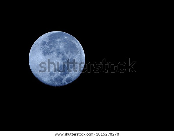 Supermoon or\
Fullmoon / A supermoon is a full moon or a new moon that\
approximately coincides with the closest distance that the Moon\
reaches to Earth in its elliptic\
orbit