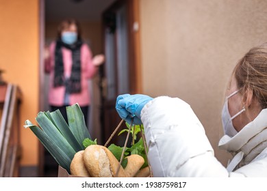 Support Local Elderly Community Due Covid-19 Lockdown. Volunteer Delivering Groceries To Senior Woman. Social Distancing Due Coronavirus Pandemic Quarantine. Selective Focus