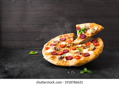 Pizza suprema con pepperoni, setas y queso mozzarella recién hecho del horno, espacio para copiar. Pizza fresca casera.
