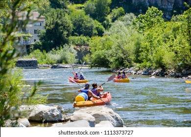 Canoë Sur La Rivière Ardèche Près De Vallon Pont D'Arc