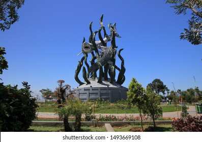 Surabaya 9 August 2019, Taman Surabaya, The Shark And The Crocodille As The Symbol Of Bravery And Fighter In Surabaya. This Legendary Symbol Is Famous For The Travellers And Known As A Landmark.