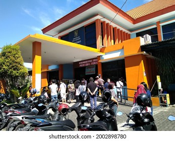 Surabaya, Indonesia - 6 Juli 2021. Atmosphere Of Several Residents For Vaccines At The Puskesmas