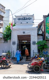 Surabaya, Indonesia - August 21,2022: An Ancient White Gate In The Sunan Ampel Religious Tourism Area In Surabaya. Muslims Who Are On A Pilgrimage To The Tomb Of Sunan Ampel