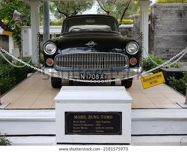 Surabaya, Indonesia, Desember, 2019 : Classic cars\
have always received special attention by automotive enthusiasts,\
all over the world