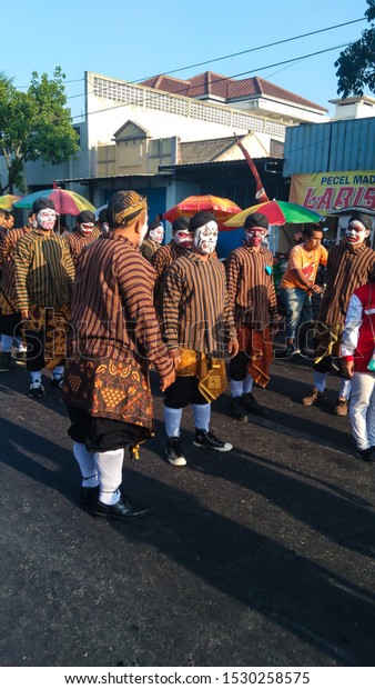 SURAKARTA,INDONESIA-SEPEMBER 8 2017:traditional\
cultural festival on car free\
day