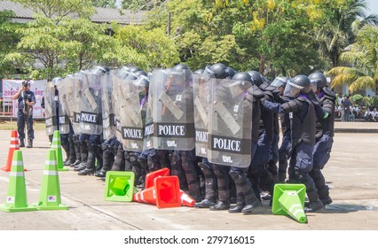SURATTHANI THAILAND- Apr 24: Policemen practice and prepare to control citizen  with the international contract at Policemen training school. Apr 24,2014 in surat thani province,Thailand


 - Shutterstock ID 279716015