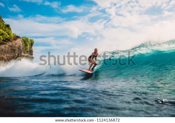 サーフボードにサーフガール 波乗り中に海にいる女性 サーファーと海洋波 の写真素材 今すぐ編集