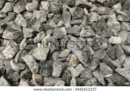 The surface of gravel used in construction or mixed with concrete.