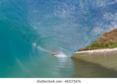 Surface level view of curved ocean wave, Hawaii, USA