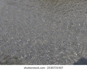 the surface of the river water is shallow, the water flow is rippling
