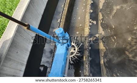 A surface skimmer or scum scraper continuously removes foam, oil, plastics, and floating debris from the water surface, ensuring cleaner flow to the next treatment stage
