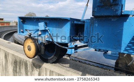 A surface skimmer or scum scraper continuously removes foam, oil, plastics, and floating debris from the water surface, ensuring cleaner flow to the next treatment stage