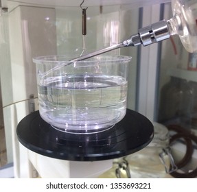 Surface Tension Test Between Insulated Transformer Oil And The Amount Of Water Dissolved In The Transformer Oil. Put The Transformer Oil Into A Glass Of Water. 