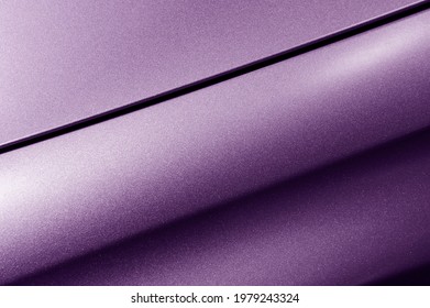 Oberfläche violetter Sportbekleidung aus Limousinen, Teil der Fahrzeugkarosserie, Farbverlauf-Muster aus Stahl, Automobilindustrie, selektiver Fokus