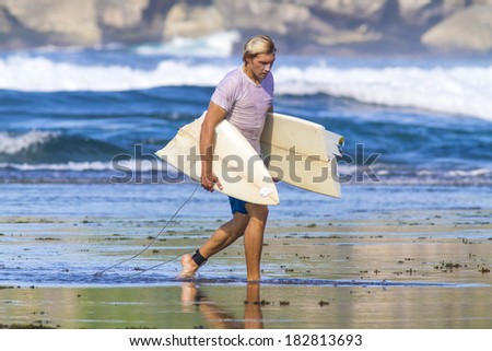 surfer with broken surfboard