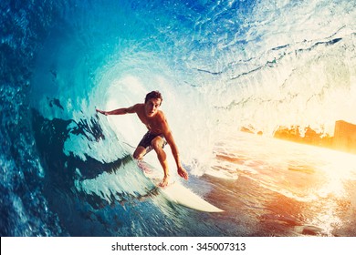 Surfer auf der Welle des blauen Ozeans Barreling bei Sonnenaufgang