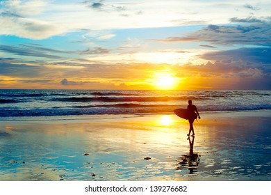 Surfen Sie bei Sonnenuntergang auf Bali, Indonesien