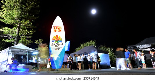 SURFERS PARADISE AUS - NOV 05 2014:Visitors In Surfers Paradise Beachfront Markets.It's The Largest Night Market In Gold Coast Queensland, Australia.It Feature A Variety Of Local Tourism Products.