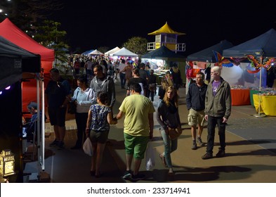 SURFERS PARADISE, AUS - NOV 05 2014:Visitors In Surfers Paradise Beachfront Markets.It's The Largest Night Market In Gold Coast Queensland, Australia.It Feature A Variety Of Local Tourism Products.