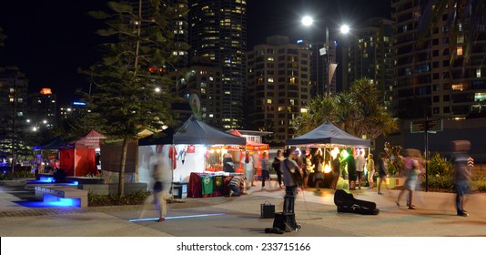 SURFERS PARADISE AUS - NOV 05 2014:Visitors In Surfers Paradise Beachfront Markets.It's The Largest Night Market In Gold Coast Queensland, Australia.It Feature A Variety Of Local Tourism Products.