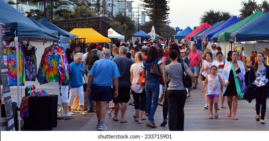 SURFERS PARADISE AUS - NOV 05 2014:Visitors In Surfers Paradise Beachfront Markets.It's The Largest Night Market In Gold Coast Queensland, Australia.It Feature A Variety Of Local Tourism Products.