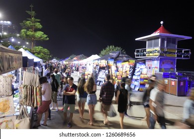 SURFERS PARADISE  - DEC 09 2018:People Shopping In Surfers Paradise Beachfront Markets.It's The Largest Night Market In Gold Coast Queensland, Australia.It Feature A Variety Of Local Tourism Products.