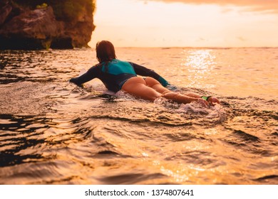 Surfgirl Perfect Body On Surfboard Floating Foto Stock