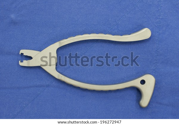 Surgical instruments,
Universal Pin puller