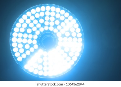 OP-Lampen im Operationssaal mit Kunstlicht und blauem Filter
