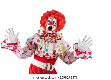 Un payaso sorprendido. Artista Joker en traje colorido y peluca. Bufón con maquillaje de cara blanca de payaso. Engañador, bufón, pantomima, mimo. Profesional actor en el evento