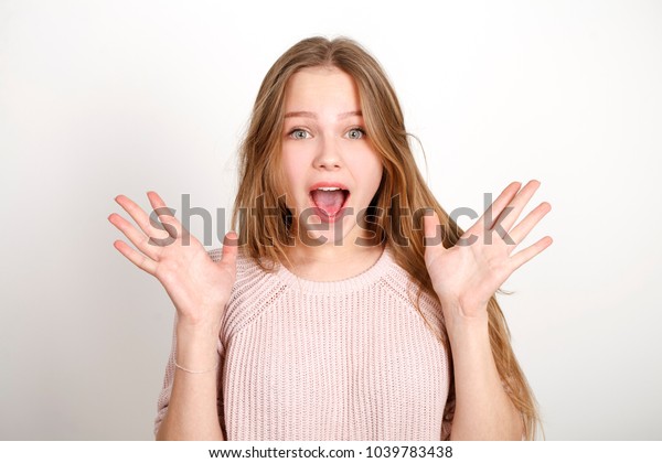 Überraschendes Junges Blondes Mädchen Das In Stockfoto 1039783438 Shutterstock 