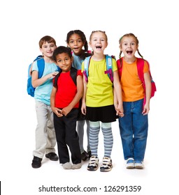 Überraschte Kinder in farbenprächtigen T-Shirts