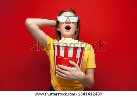 Similar – kleiner Junge Kind mit Popcorn auf blauem Hintergrund