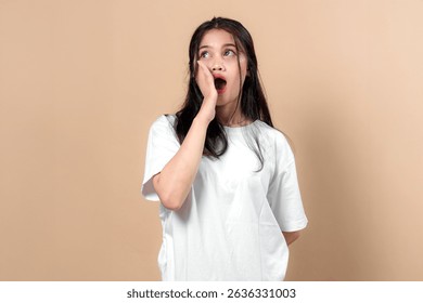 Mujer asiática joven sorprendida