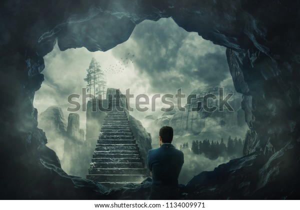 神秘的な階段の前の暗い洞窟から逃げ出す男が 未知の楽園へ行く霧の深い深淵を横切る姿を見る 機会階段 成功への出口 自由のコンセプト の写真素材 今すぐ編集