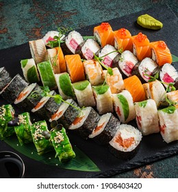 Sushi auf schwarzem Hintergrund
