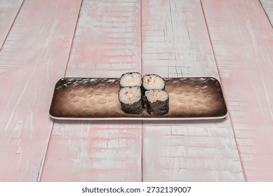 Sushi plate with basic hosomaki, without garnishes or external ingredients, emphasizing the simplicity of this type of roll.