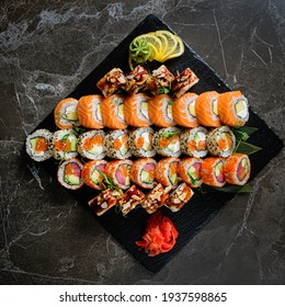 Sushi auf schwarzem Stein