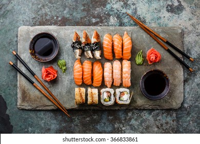 Sushi Set sashimi y rollitos de sushi en pizarra de piedra