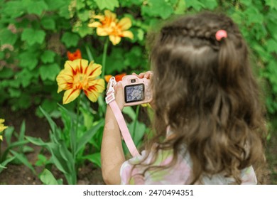 svetlymi pyatnami

Перевод текста с помощью камеры

child girl photographs beautiful blooming tulips on a pink children's camera. View from the back. Skin on hands with light spots

 - Powered by Shutterstock