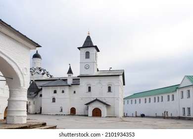 Svir, Russie, région de Leningrad, le 12 octobre 2021. Le monastère masculin de la Sainte Trinité Alexandre Svirsky dans le village de Old Sloboda.