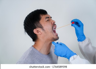Die Ärzte im Schutzanzug der PPE führten einen Nasenüberlastungsstreifen aus, der von einer Person zum Testen auf eine Coronavirus-Covid-19-Infektion gesalbt wurde.