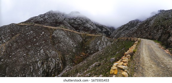 The Swartberg mountains (black mountain) pass leads from Oudtshoorn to Prince Albert at the edge of the Great Karoo