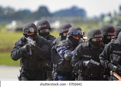 18,996 imágenes de Police officer action - Imágenes, fotos y vectores ...