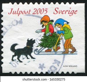 SWEDEN - CIRCA 2005: Stamp Printed By Sweden, Shows Dog, Children With Sled, Circa 2005