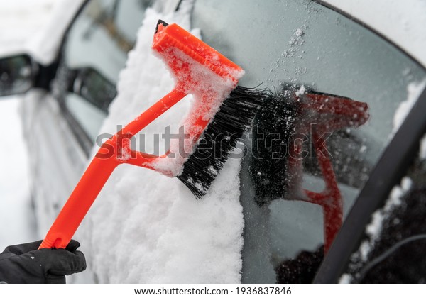 Sweep snow off the car\
