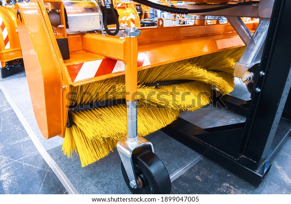 Sweeping brush for\
cleaning roads and\
streets.